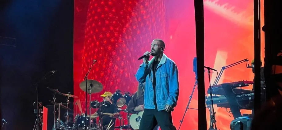 Maroon 5 realiza show histórico em São José do Rio Preto com Adam Levine usando jaqueta de fã