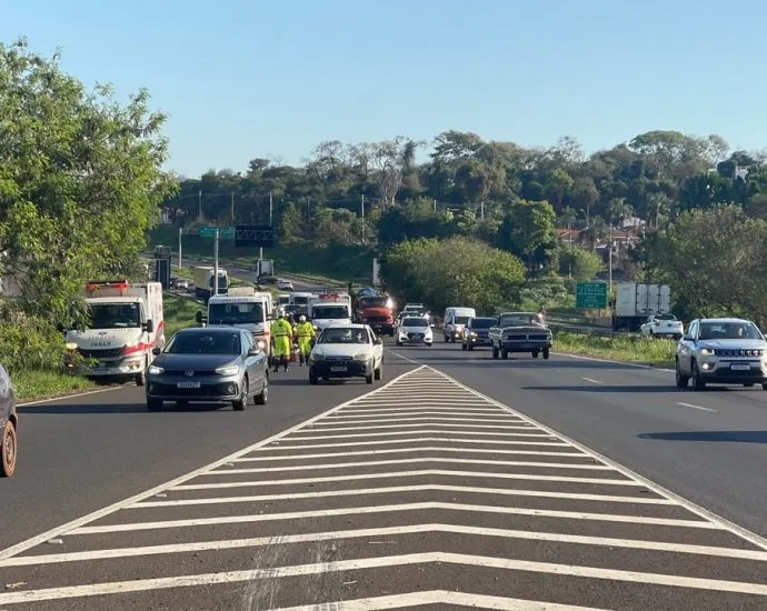 Homem de 68 anos morre atropelado ao parar no acostamento da BR-153 em São José do Rio Preto