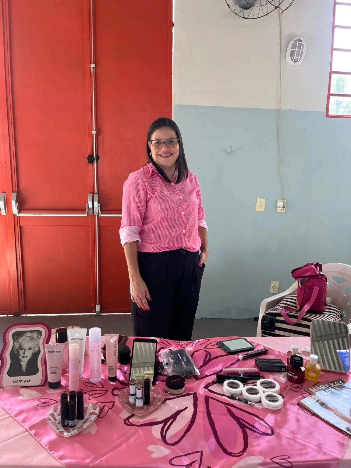 Exposição de produtos de beleza durante encontro do Outubro Rosa na UBS Jupiá