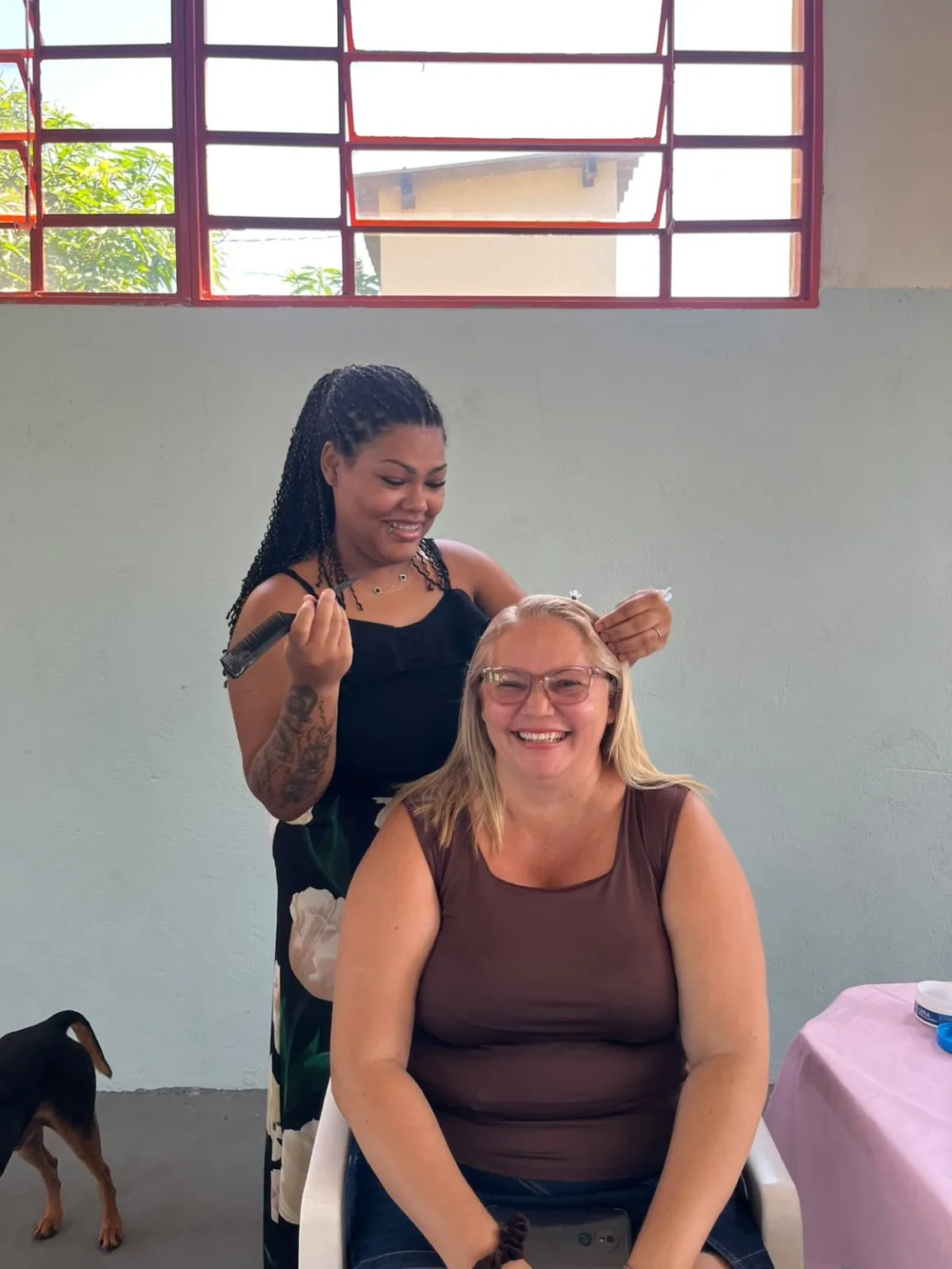 Participante recebe cuidados com os cabelos durante evento feminino no bairro Jupiá