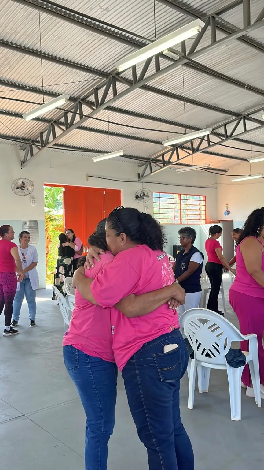 Participantes compartilham abraço durante encontro de mulheres no Centro Comunitário do Jupiá