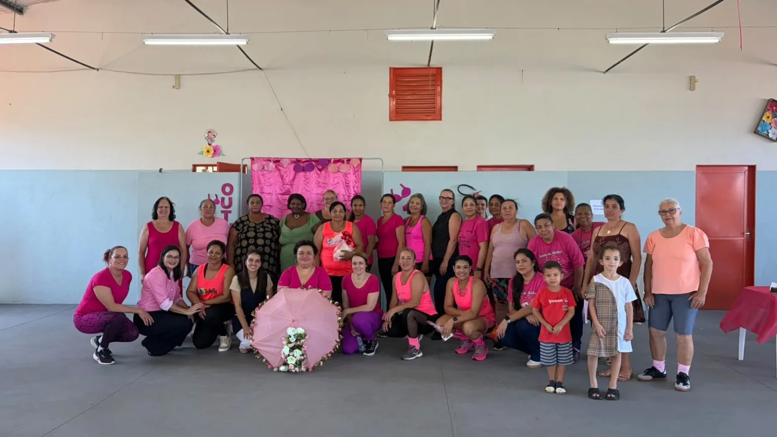 Participante apresenta lembrança durante ação de valorização das mulheres no Jupiá