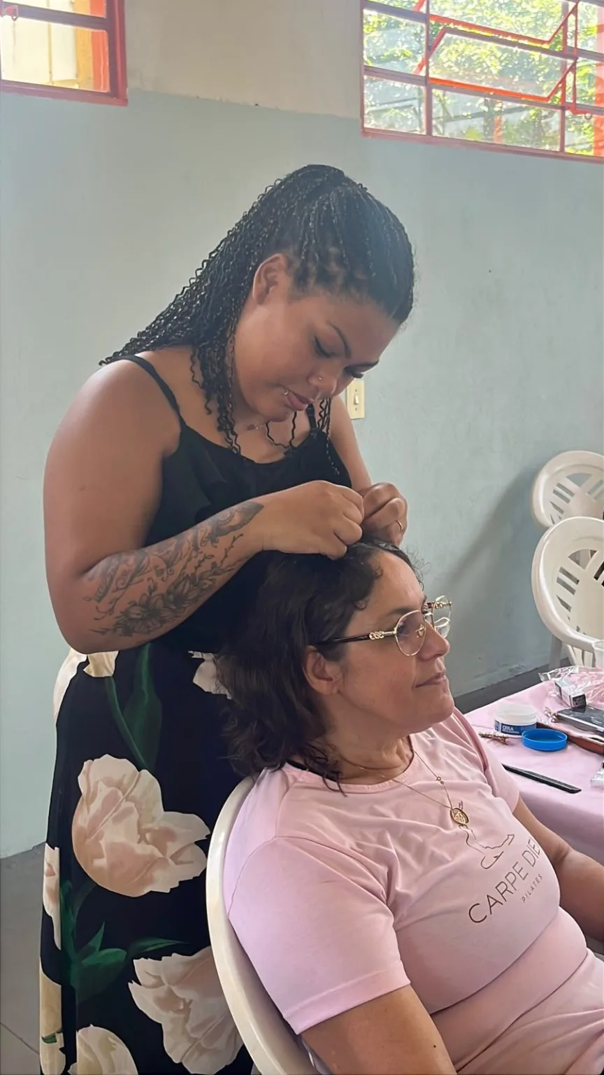 Mulheres participam de atividade de alongamento durante o Outubro Rosa em Castilho