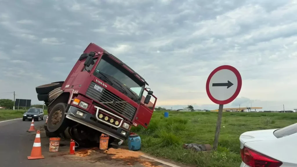 Carreta tomba na divisa entre Três Lagoas e Castilho
