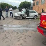 Colisão entre caminhonete e carro deixa mulher presa em Três Lagoas