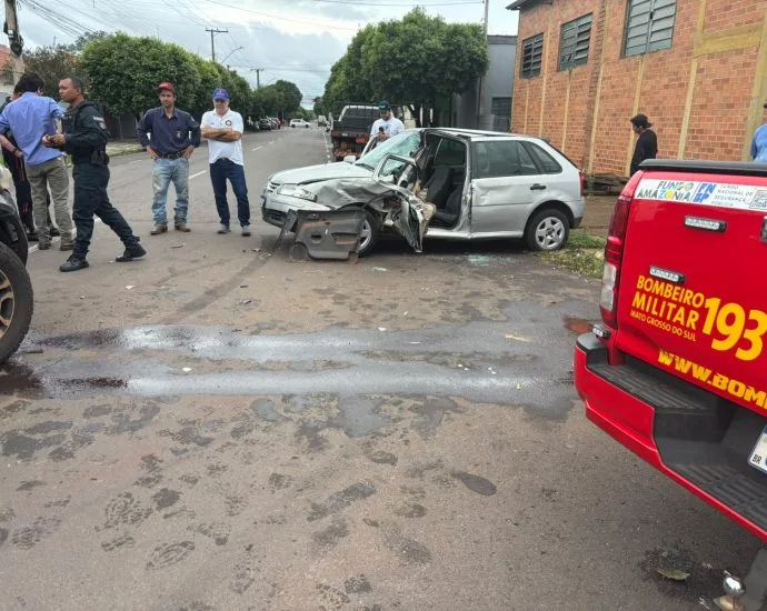 Colisão entre caminhonete e carro deixa mulher presa em Três Lagoas