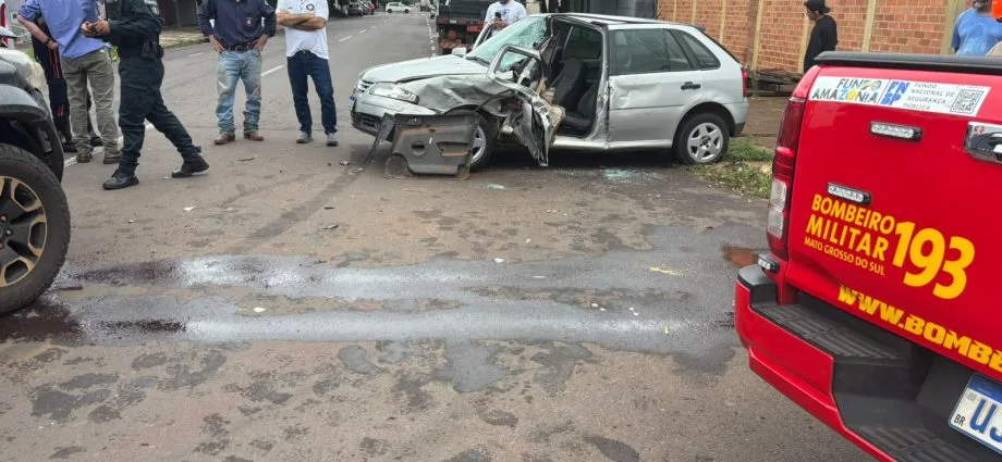 Colisão entre caminhonete e carro deixa mulher presa em Três Lagoas