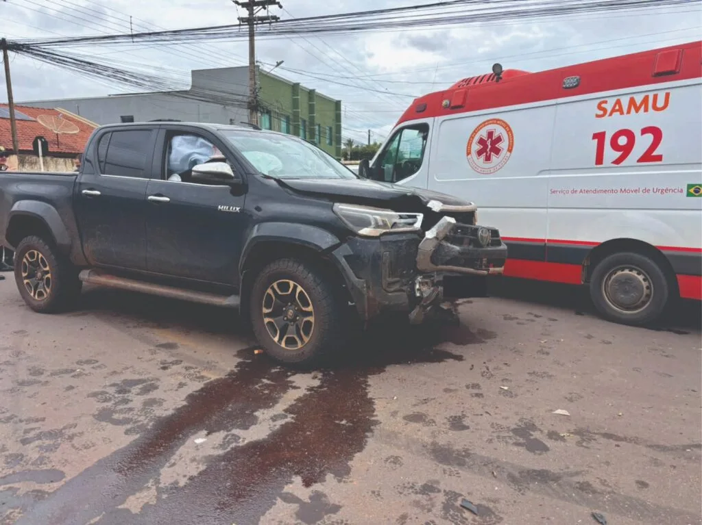 Colisão entre veículos impressiona pelo estrago e mobiliza Bombeiros no centro de Três Lagoas