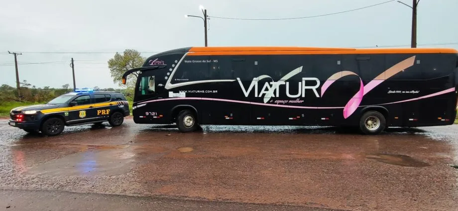PRF prende suspeito de incendiar ônibus na BR-262, em Água Clara