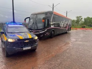 PRF prende suspeito de incendiar ônibus na BR-262, em Água Clara