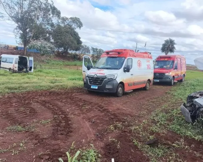Acidente com van deixa 17 pacientes envolvidos em ocorrência na BR-060