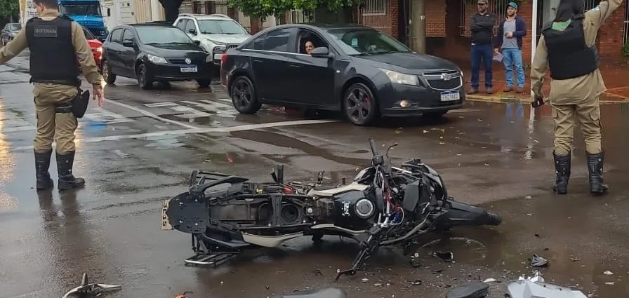 Motociclista de 21 anos fica ferido após colisão em Três Lagoas Motociclista de 21 anos fica ferido após colisão em Três Lagoas
