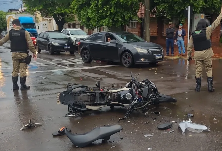 Motociclista de 21 anos fica ferido após colisão em Três Lagoas