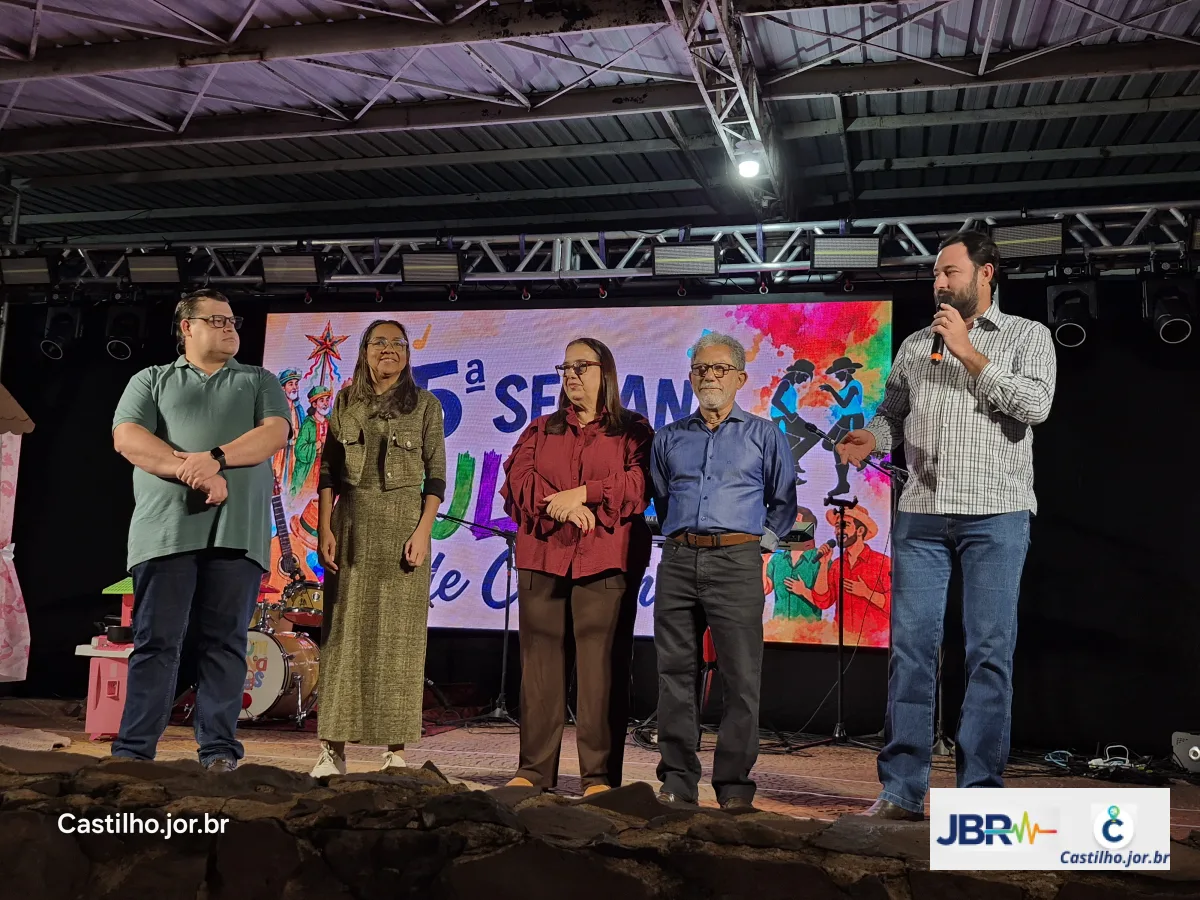 Autoridades reunidas no palco durante pronunciamento na abertura do evento
