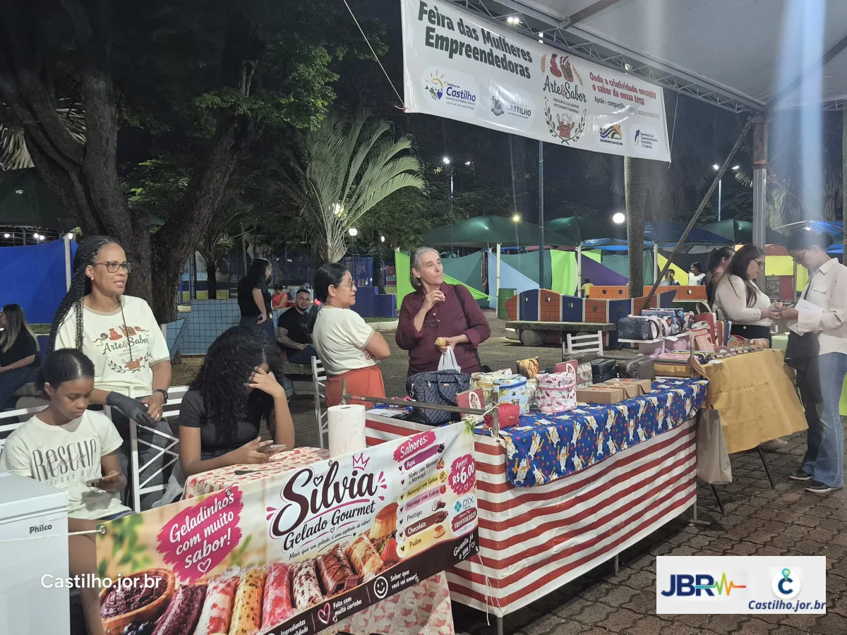 Participantes atendem em barracas durante a noite cultural na Praça da Matriz