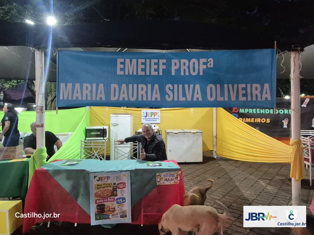 Estande escolar com identificação da EMEIEF Professora Maria Dauria Silva Oliveira