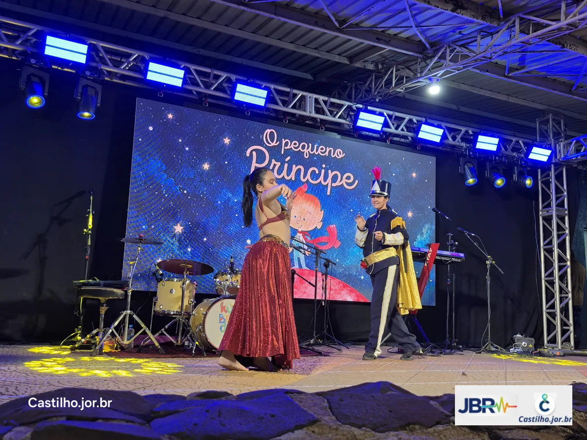 Personagens se apresentam diante do painel de O Pequeno Príncipe