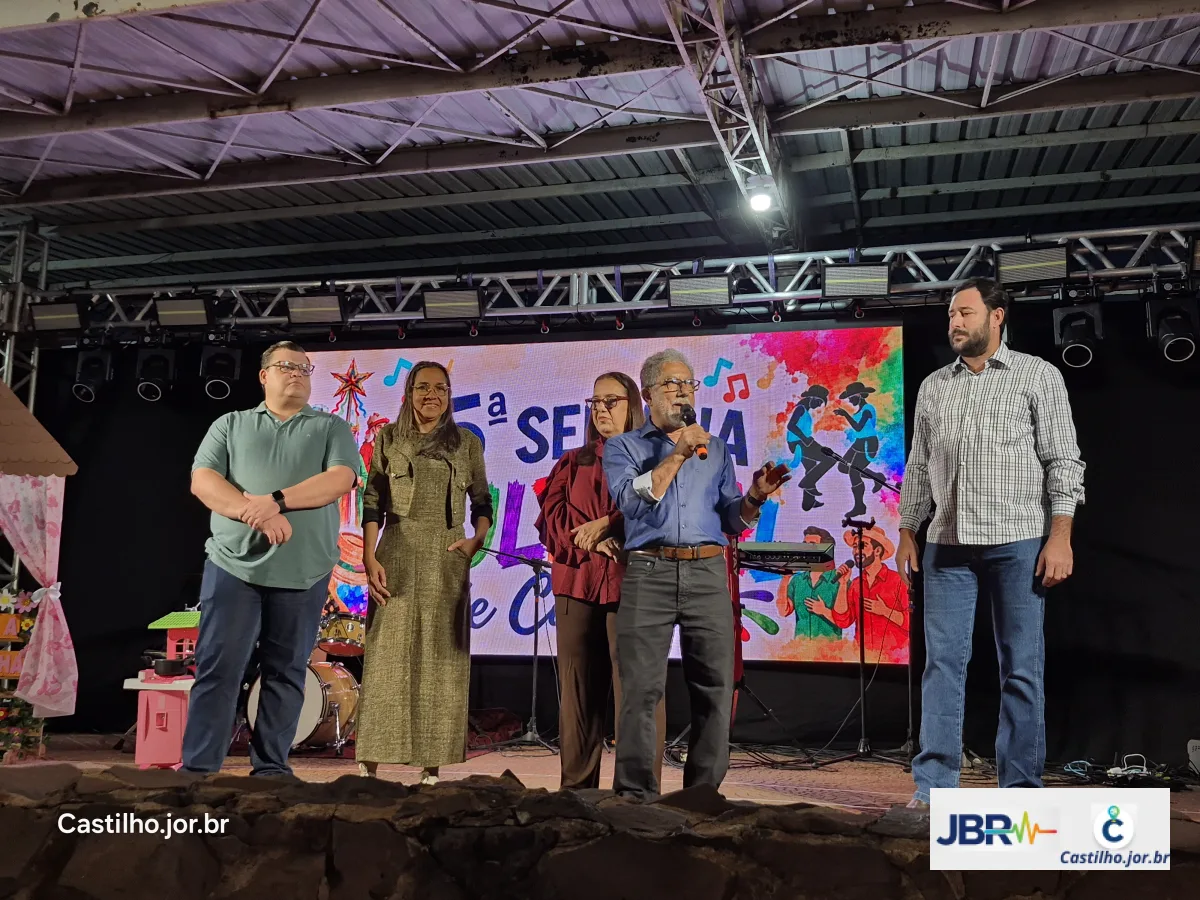 Registro das autoridades durante as saudações ao público na Praça da Matriz