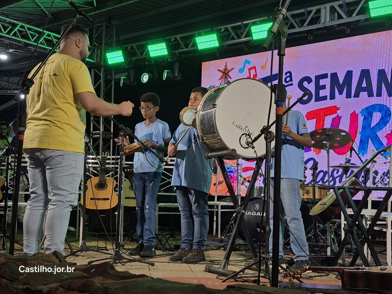 Alunos da oficina de percussão do Guri de Castilho tocam durante a Semana Cultural
