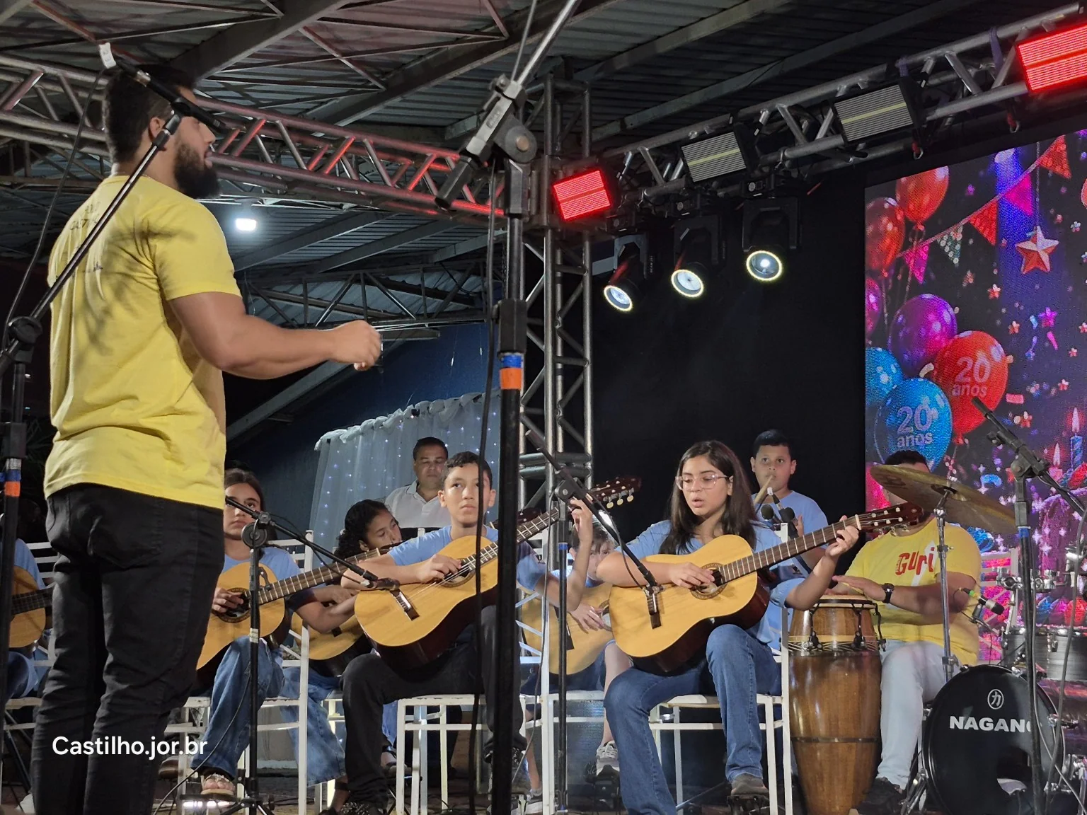 Estudantes de violão do Projeto Guri em Castilho executam Hino da Alegria no palco