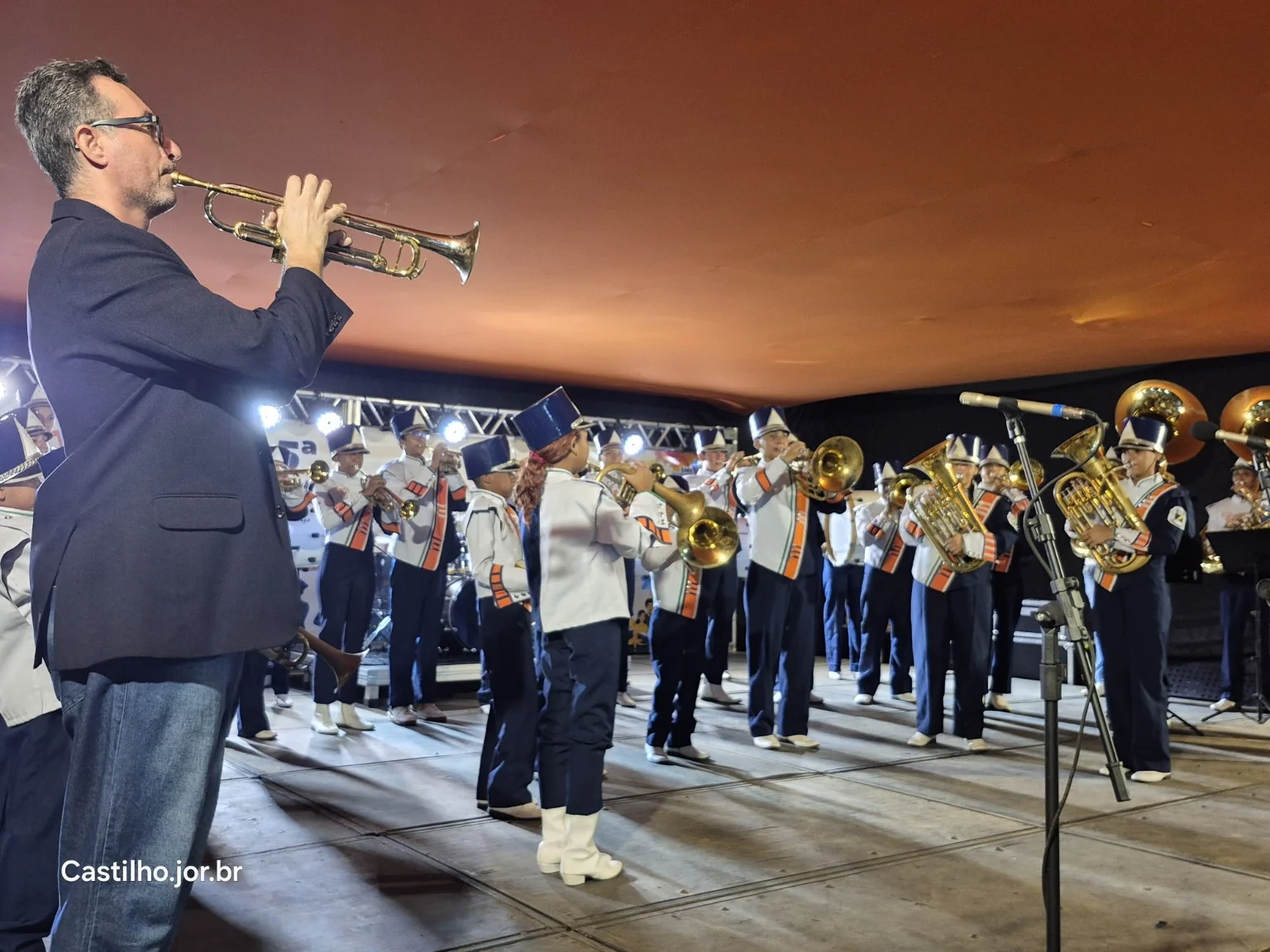 Banda Marcial de Castilho se apresenta no palco da quinta Semana Cultural