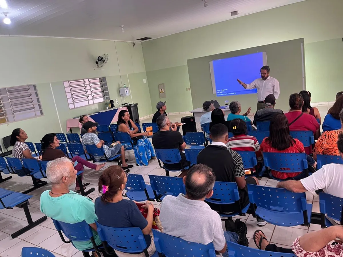 Combate ao tabagismo: Castilho inicia novo grupo no CIS Palestrante conversa com o público reunido em cadeiras no Centro Integrado de Saúde