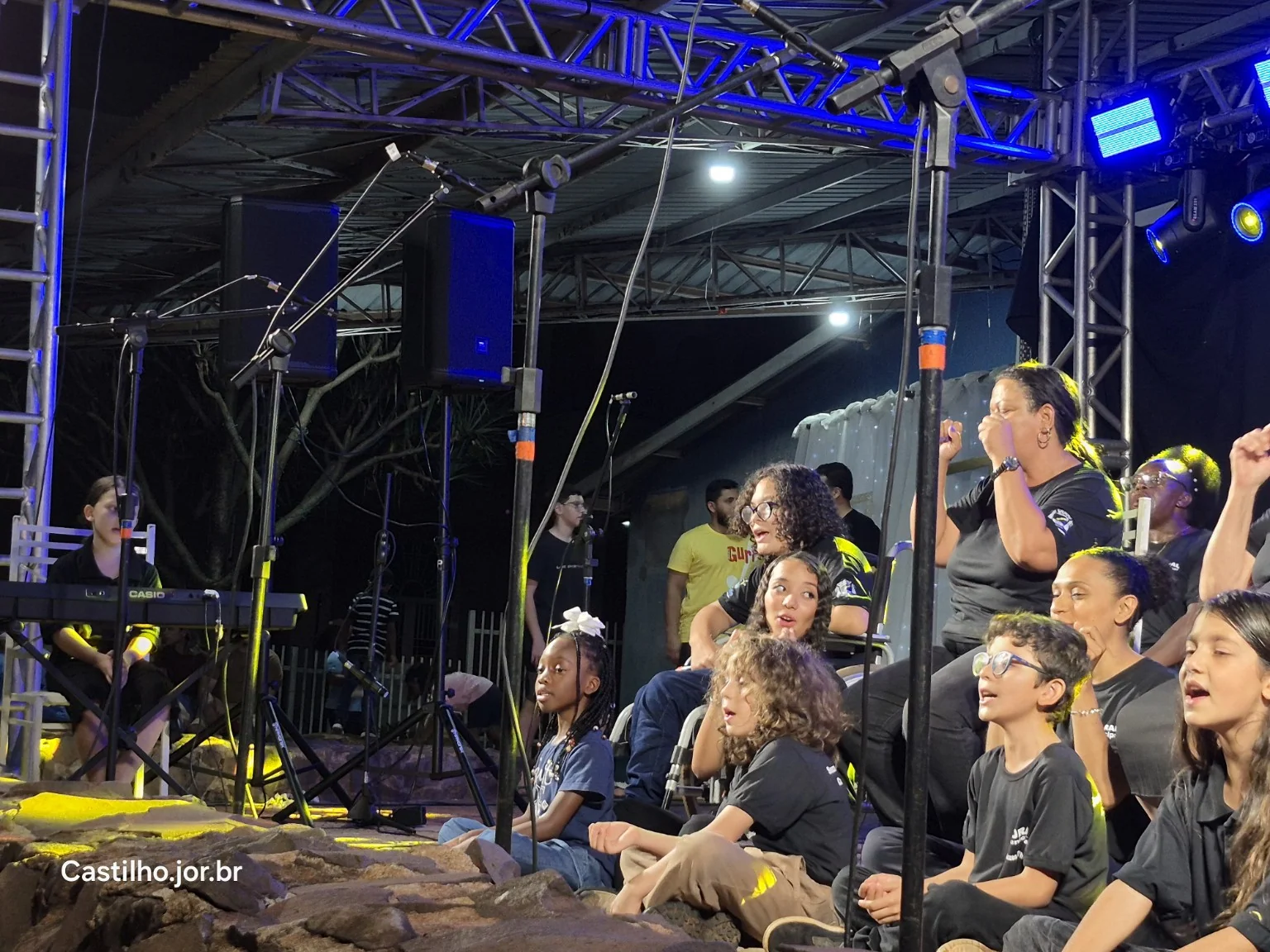 Coral Vozes de Castilho canta com acompanhamento de teclado na terceira noite da Semana Cultural
