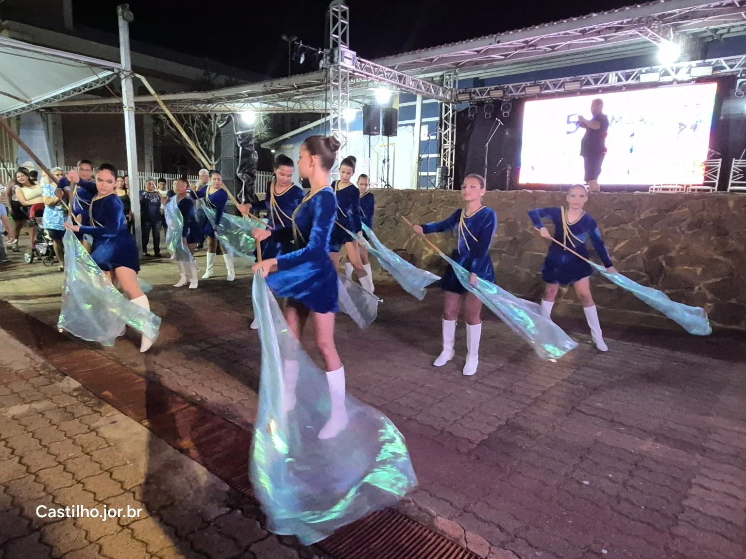 Corpo coreográfico da Banda Marcial de Castilho movimenta bandeiras na Praça da Matriz