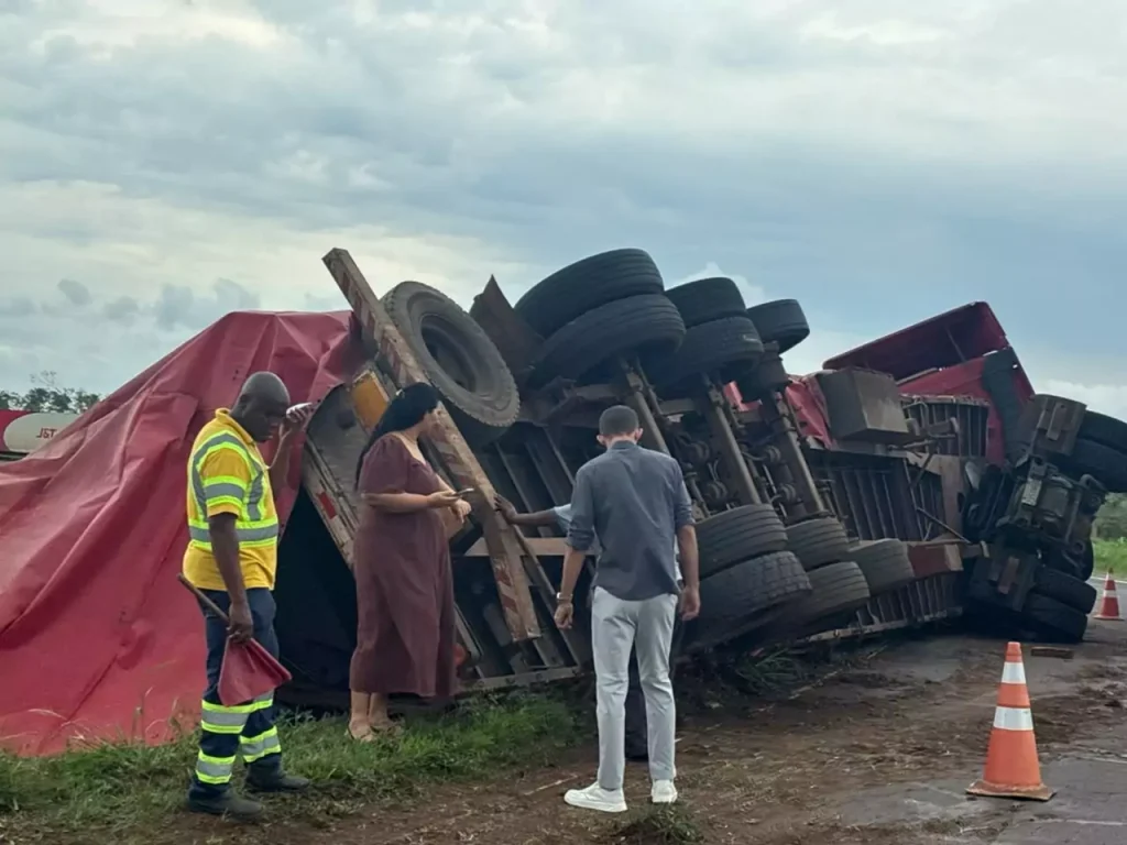 Carreta tomba na divisa entre Três Lagoas e Castilho