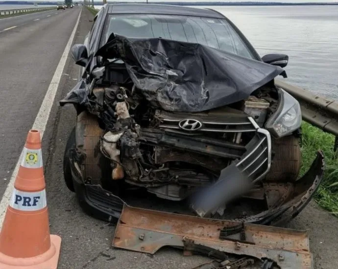 Acidente na divisa entre MS e SP deixa carro destruído