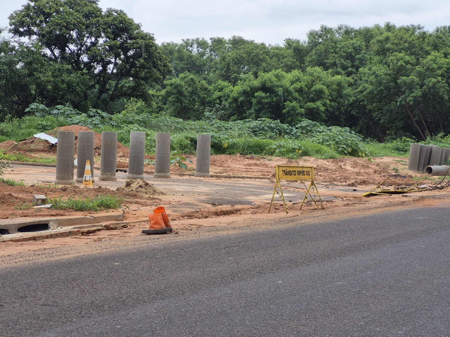 Tubos de concreto no local da obra de drenagem em Castilho na Rua Belarmino da Silva França