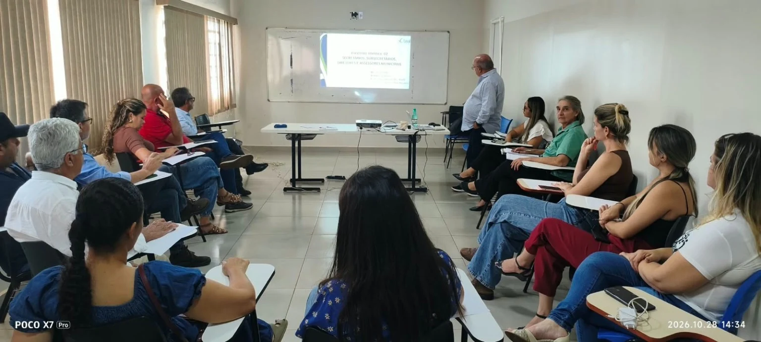 Participantes acompanham discussão sobre atividades e serviços turísticos em Castilho