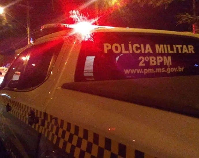 Homem é baleado três vezes em frente a adega em Três Lagoas Homem é baleado três vezes em frente a adega em Três Lagoas