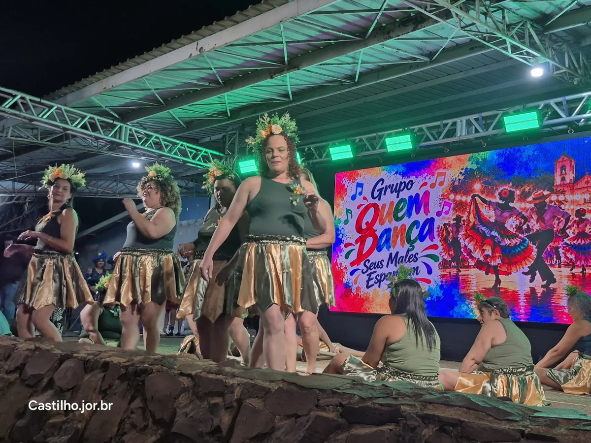 Grupo Quem Dança Seus Males Espanta durante apresentação na Semana Cultural de Castilho