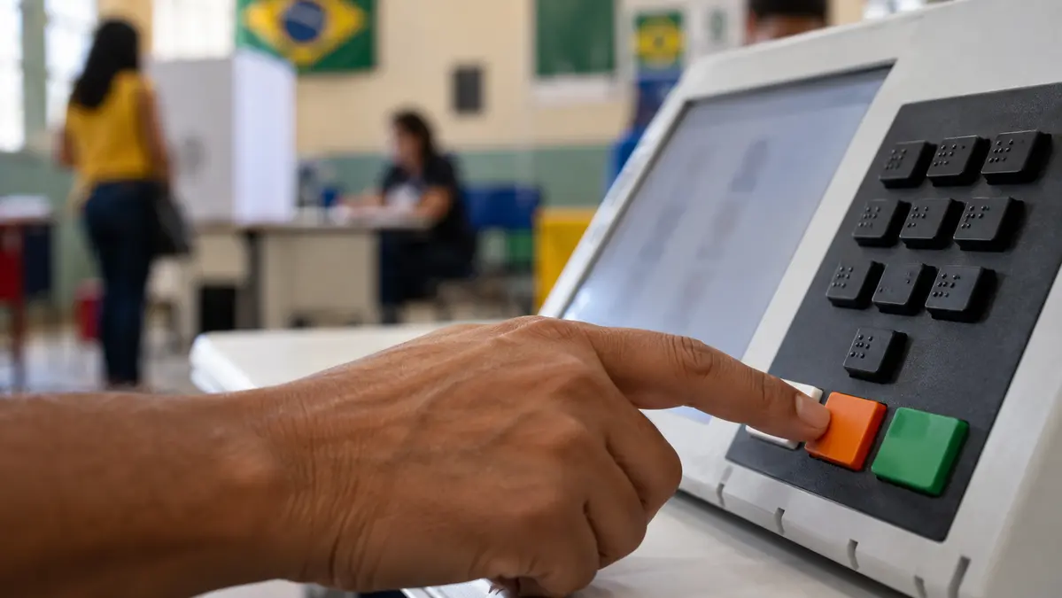 Eleitor registra voto na urna eletrônica durante as Eleições 2026